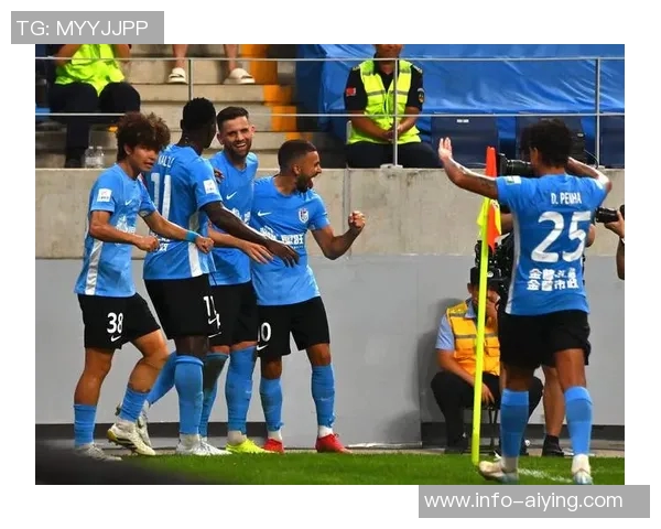 上海海港客场小胜大连英博成功夺得中超三连冠荣耀